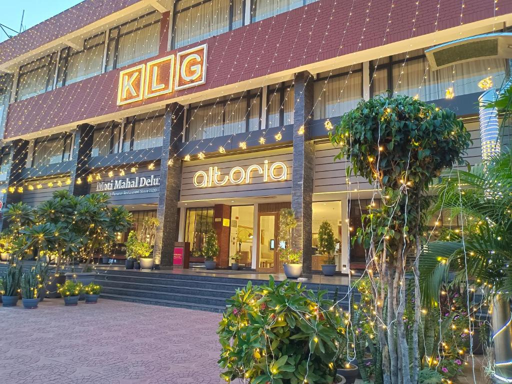 昌迪加爾的住宿－HOTEL KLG ALTORIA，前方植物建筑前的商店