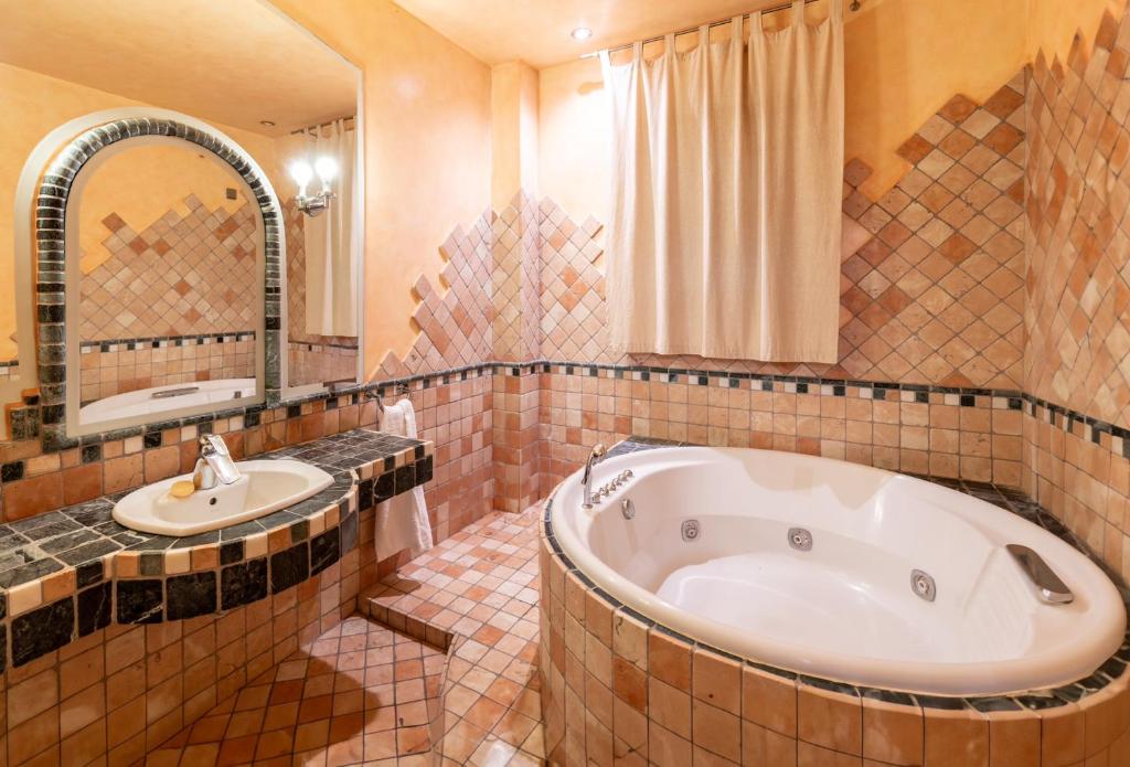 baño grande con bañera y lavamanos en Set of Flats Vol 1 2 3, en Tríkala