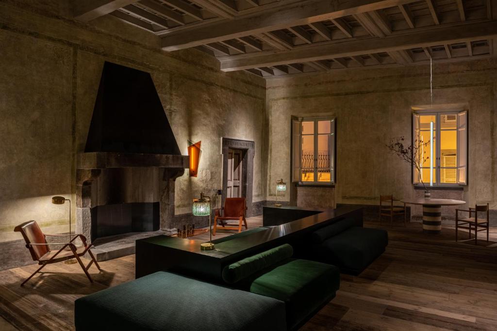 sala de estar con sofá y chimenea en Palazzo Petrvs en Orvieto