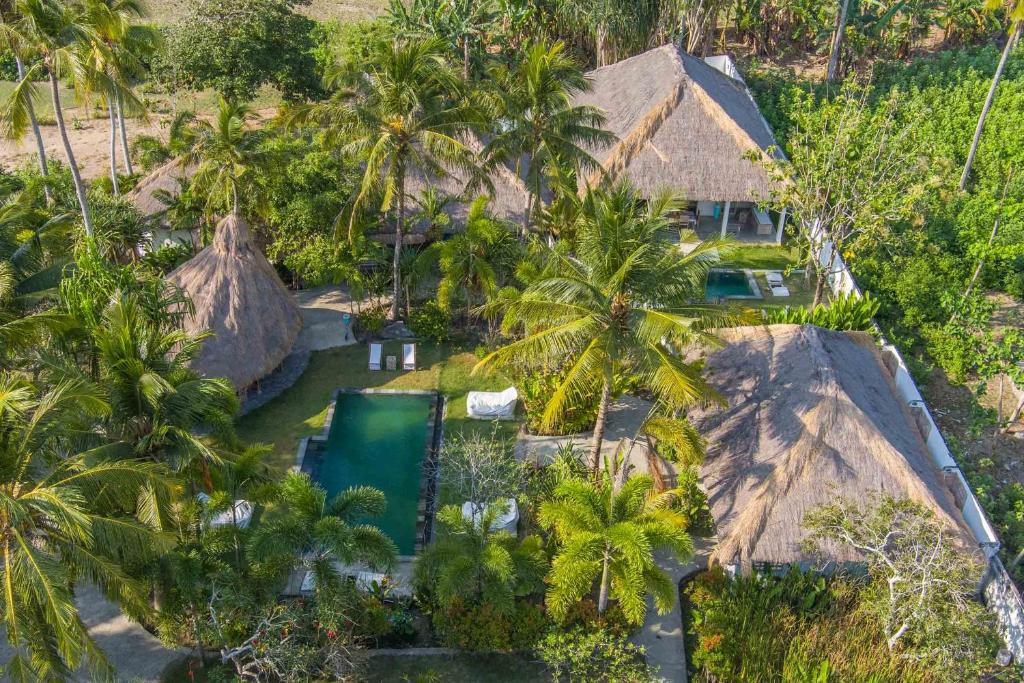uma vista aérea de uma casa com palmeiras em Tiki Boutique Hotel Lombok em Selong Blanak