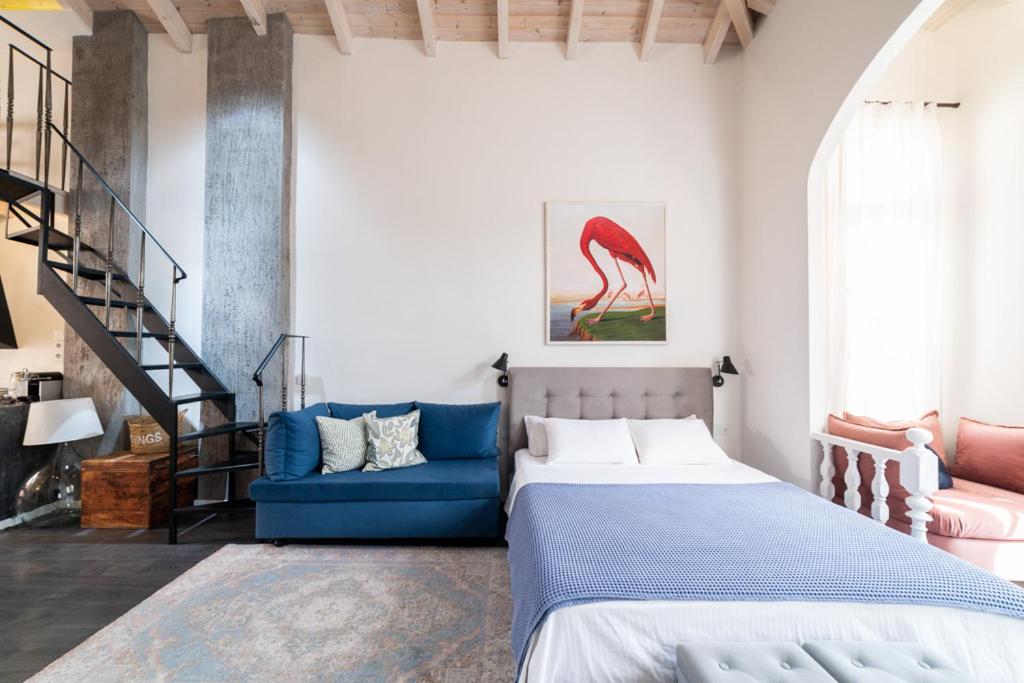 Ένα ή περισσότερα κρεβάτια σε δωμάτιο στο PomeGranate Suites