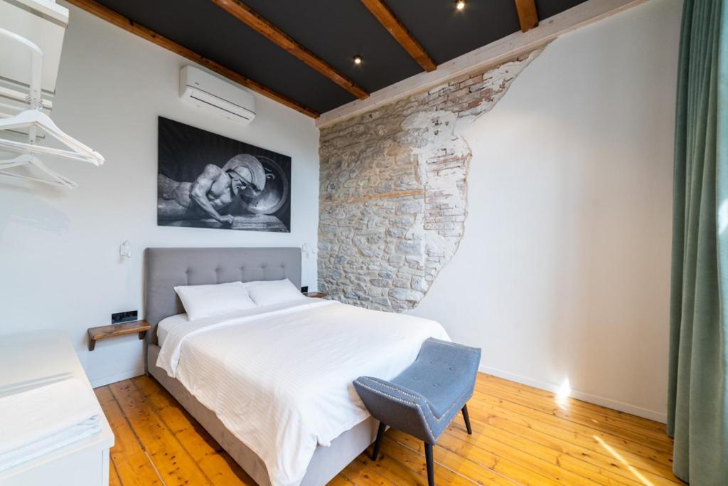 Ένα ή περισσότερα κρεβάτια σε δωμάτιο στο PomeGranate Suites