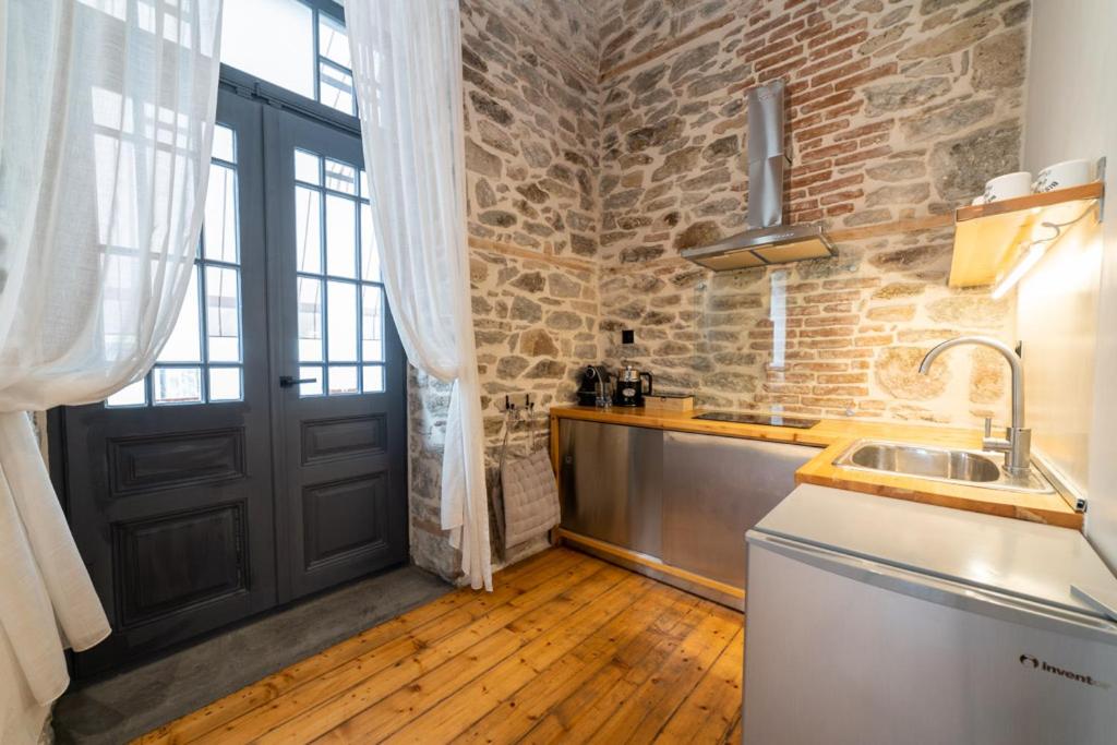 Η κουζίνα ή μικρή κουζίνα στο PomeGranate Suites