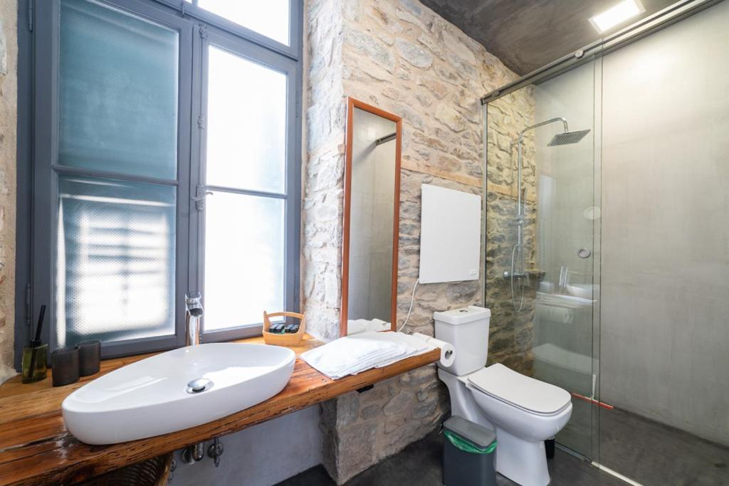 Ένα μπάνιο στο PomeGranate Suites