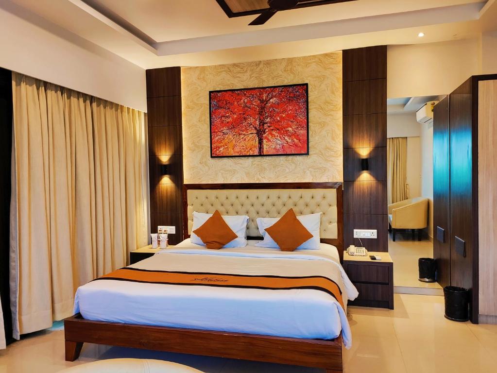 Postel nebo postele na pokoji v ubytování Sambhabana Hotel & Suites