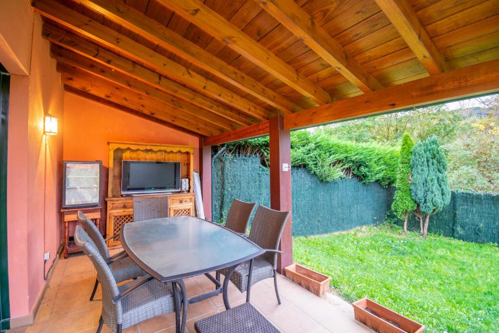 Zahrada ubytování Casa Esteribar, espacioso alojamiento con jardín y barbacoa próxima a Pamplona