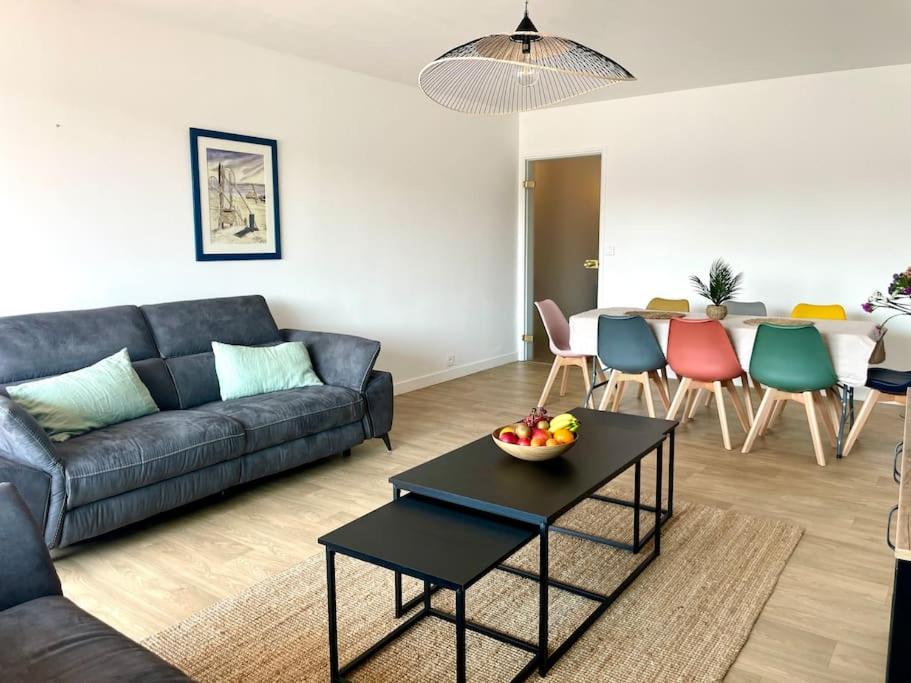 un salon avec un canapé et une table dans l'établissement Vue Port de plaisance : Le Voilier, à La Baule