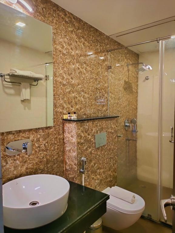 Koupelna v ubytování Sambhabana Hotel & Suites