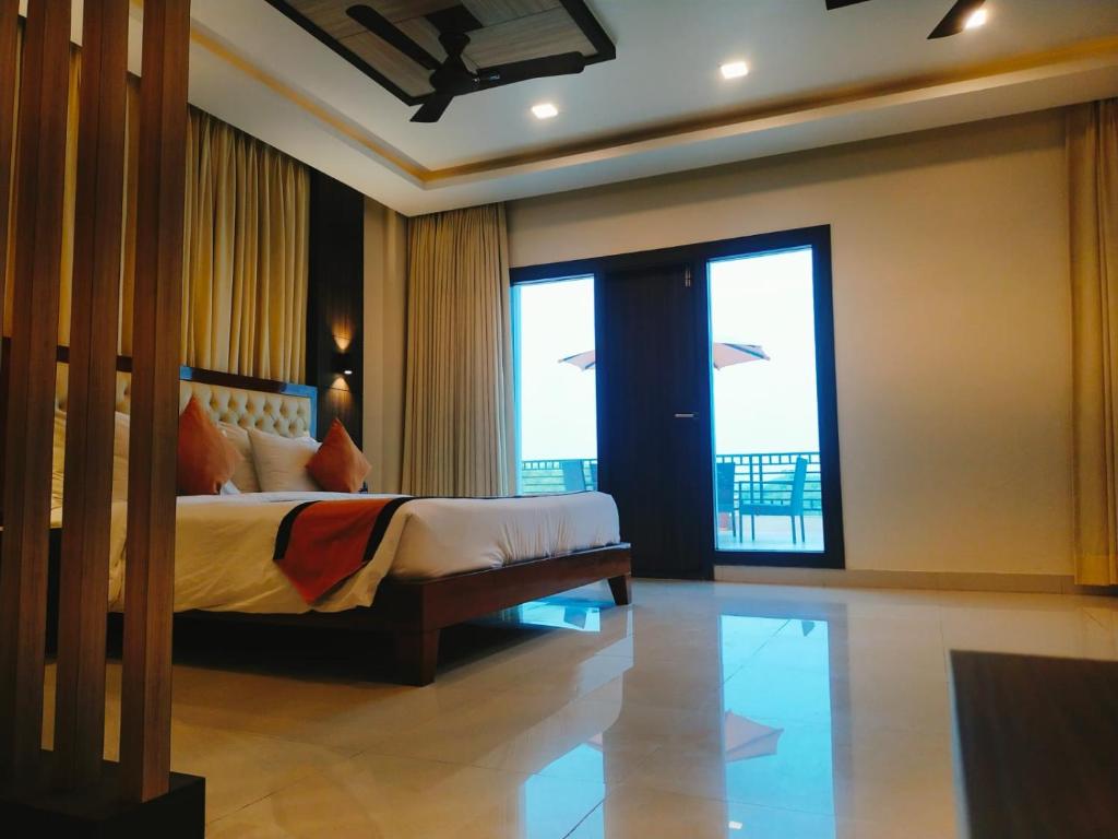 Postel nebo postele na pokoji v ubytování Sambhabana Hotel & Suites