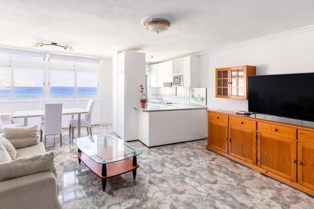een woonkamer met een bank, een tv en een tafel bij Atlantic Pearl in Candelaria