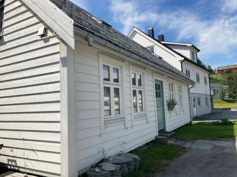 einen seitlichen Blick auf ein weißes Haus in der Unterkunft Posthuset in Veblungsnes