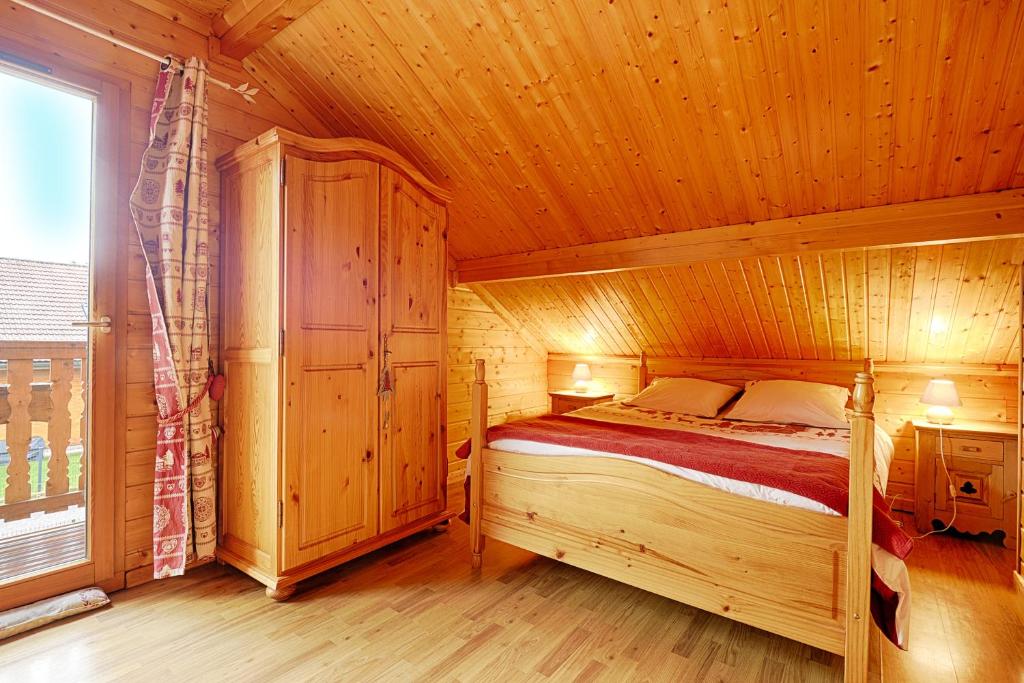 Postel nebo postele na pokoji v ubytování Le Chalet des Cœurs - Avec vue montagne