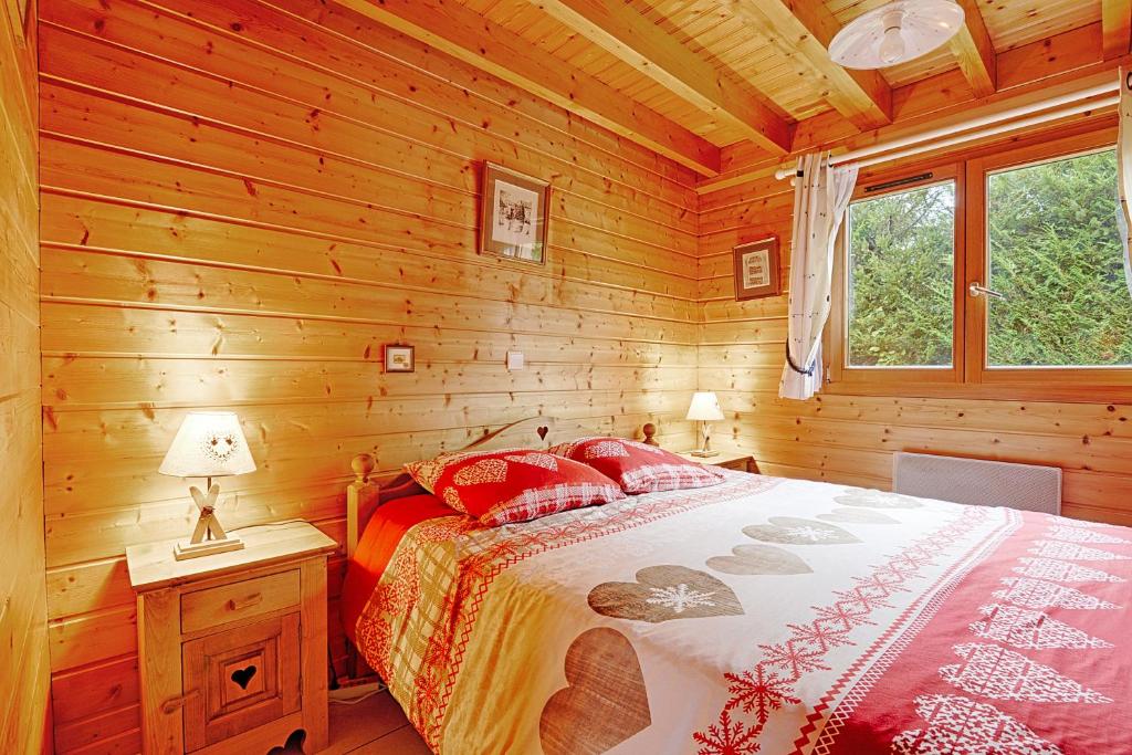 Postel nebo postele na pokoji v ubytování Le Chalet des Cœurs - Avec vue montagne