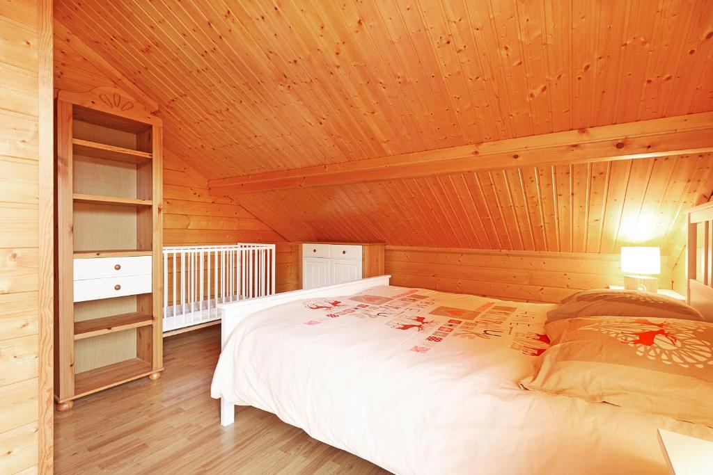 Postel nebo postele na pokoji v ubytování Le Chalet des Cœurs - Avec vue montagne