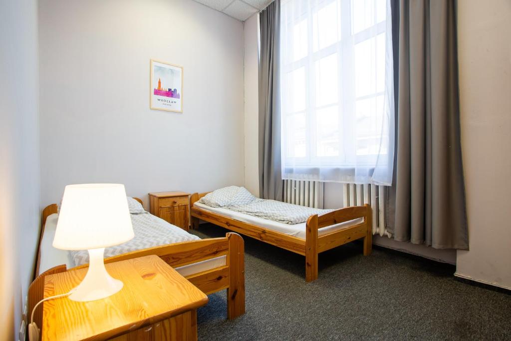 Postel nebo postele na pokoji v ubytování Moon Hostel Wrocław