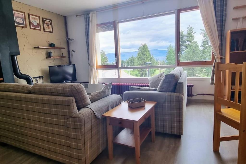 Sala de estar con 2 sofás y mesa en Family Place, Next to Ski Lift & Mountain view!, en Alp