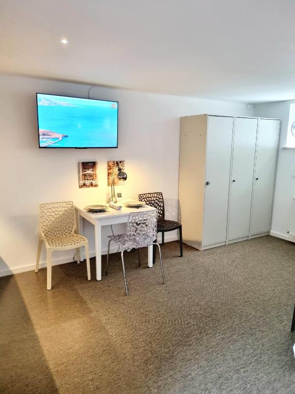 Neptun Studio-apartment with terrace.にあるテレビまたはエンターテインメントセンター