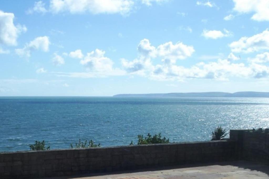 uma vista para o oceano a partir de uma parede em BOURNECOAST: BUNGALOW - AMAZING SEA VIEWS - HB2656 em Bournemouth