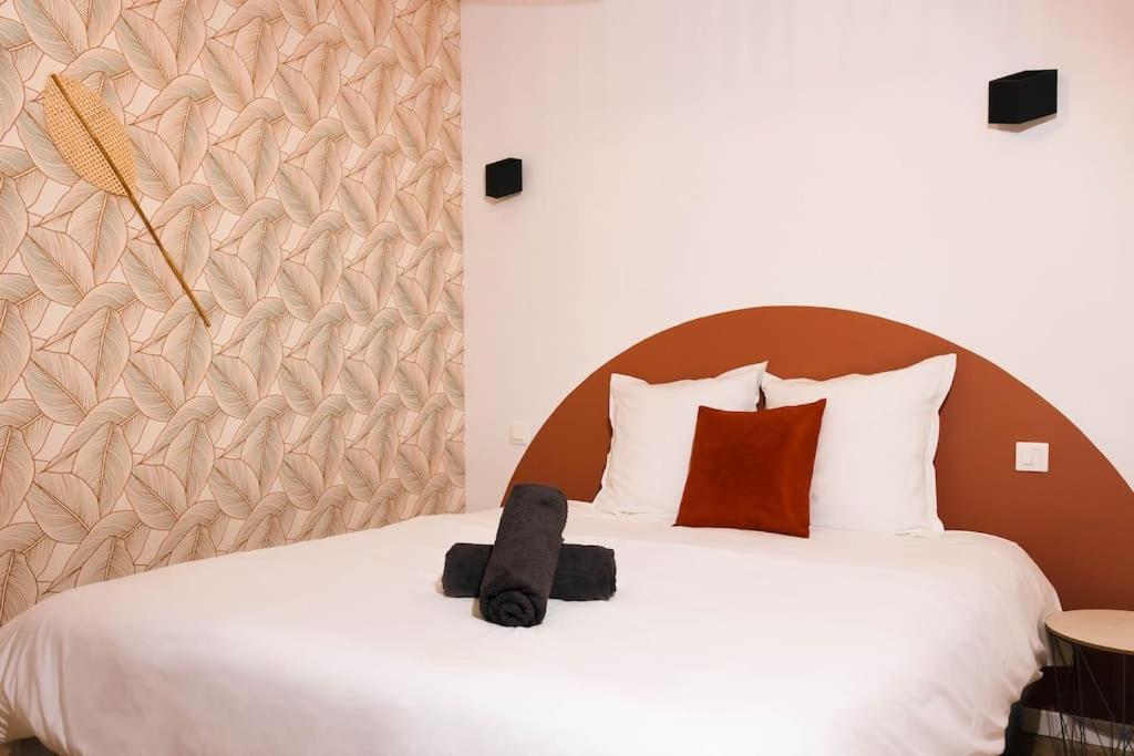 - une chambre avec un lit blanc et une tête de lit marron dans l'établissement T2 Idéalement Situé * Hyper Centre/Canal Plus *, à Amiens