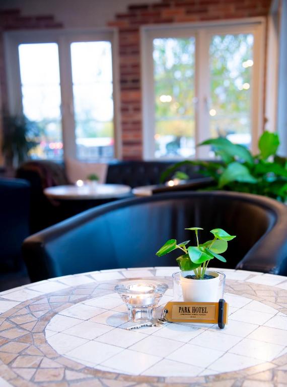A seating area at Park Hotel Linköping Fawlty Towers
