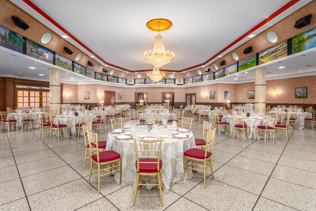 A restaurant or other place to eat at Exe Doña Carlota