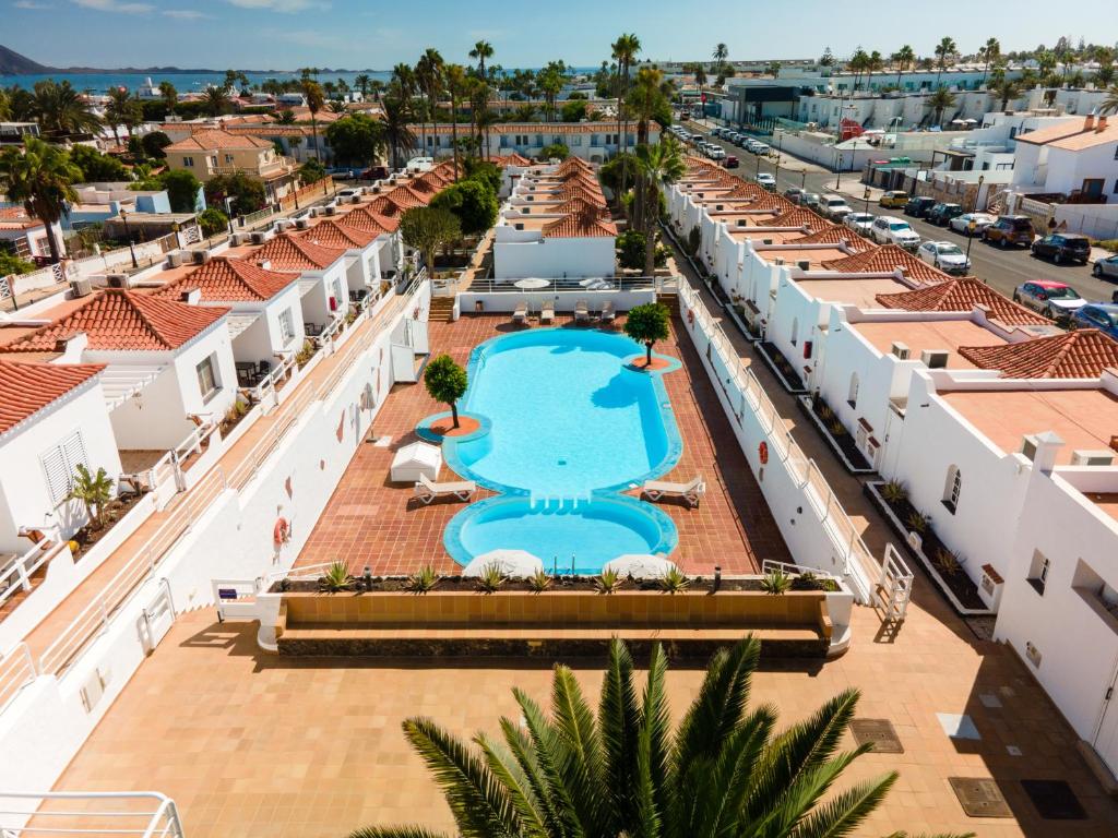 een luchtzicht op een resort met een zwembad bij Las Casitas de Corralejo in Corralejo