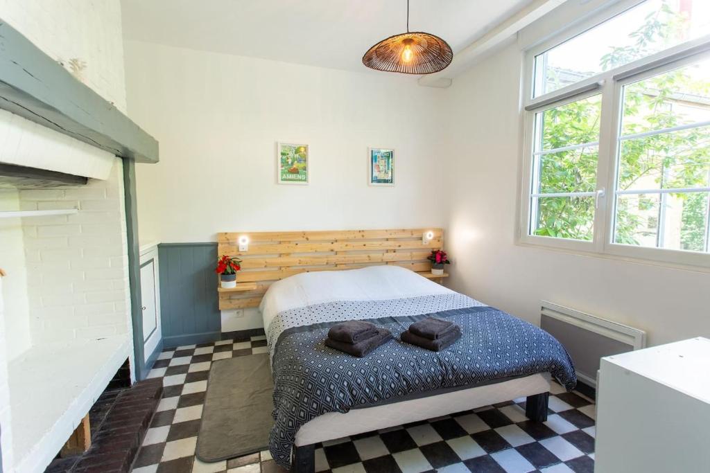 une chambre avec un lit et un sol à carreaux dans l'établissement T2 Hyper Centre Avec *Parking Privé Et Canal Plus*, à Amiens