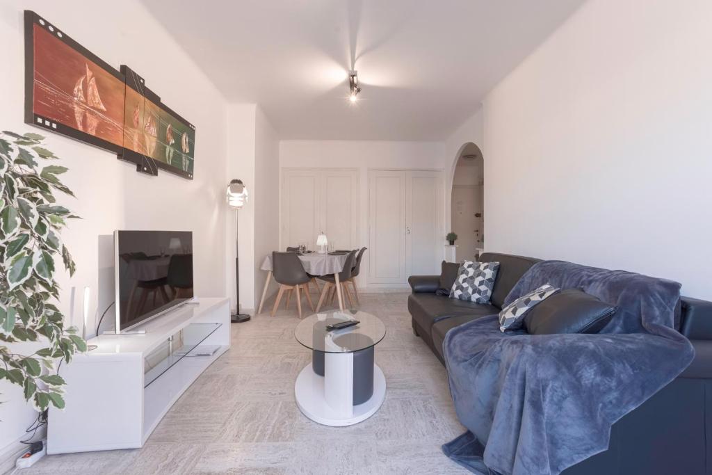 un salon avec un canapé et une télévision dans l'établissement 