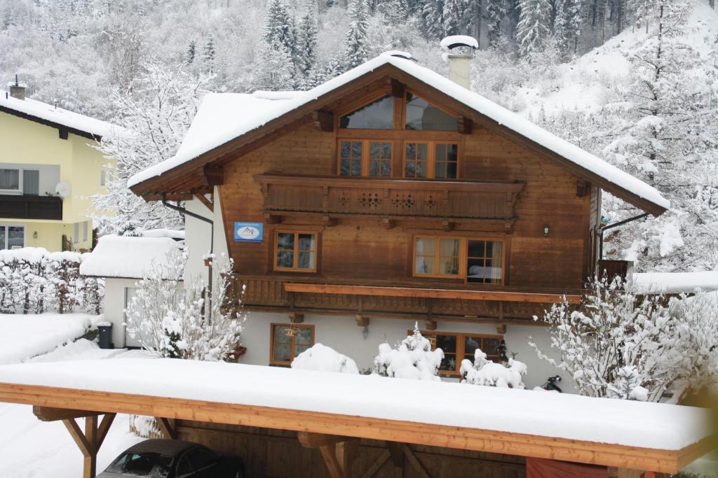 キルヒベルク・イン・チロルにあるHaus Monikaの屋根に雪が積もった木造家屋