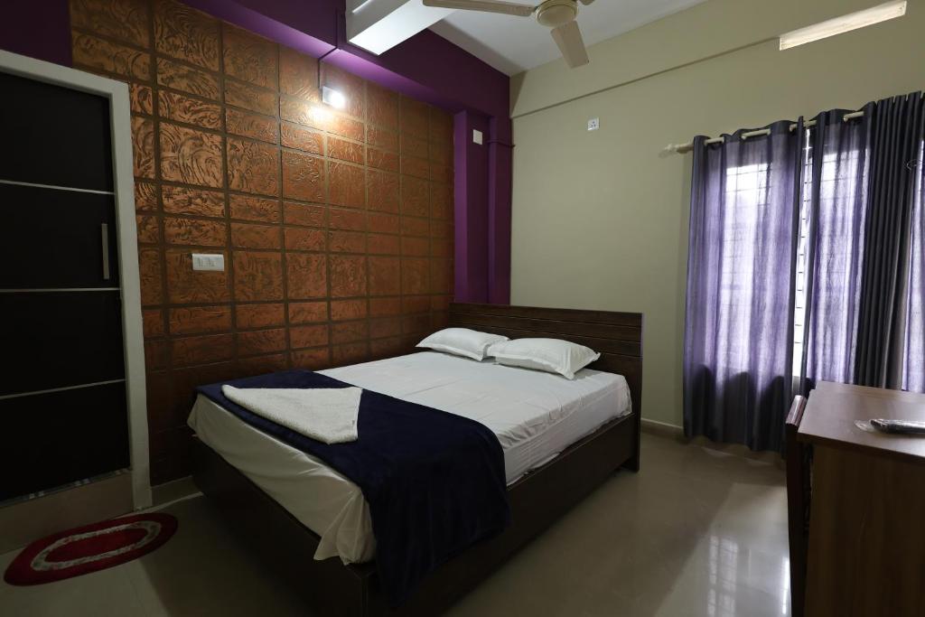 Postel nebo postele na pokoji v ubytování Wayanad regal residency