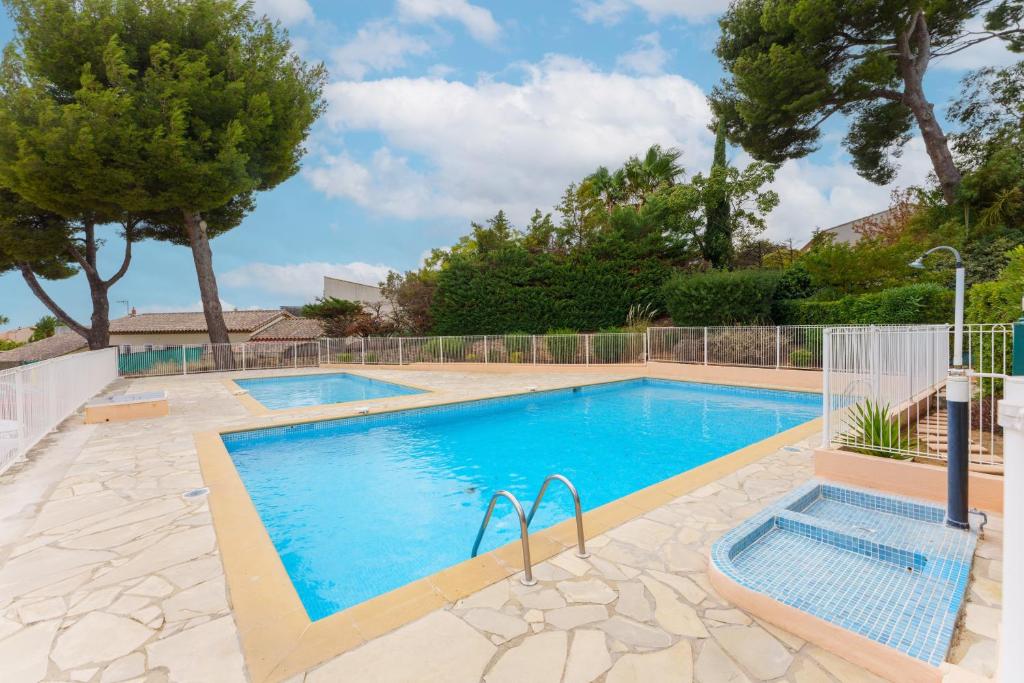 - une piscine dans une cour arborée dans l'établissement Oldeto - Appt climatisé avec piscine partagée, à Bandol