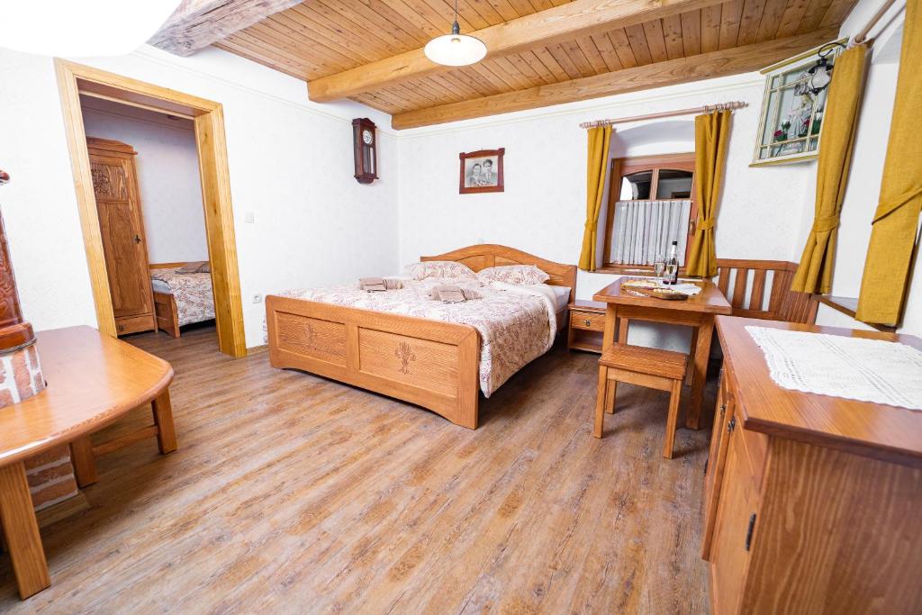 Postel nebo postele na pokoji v ubytování Guesthouse Močivnik