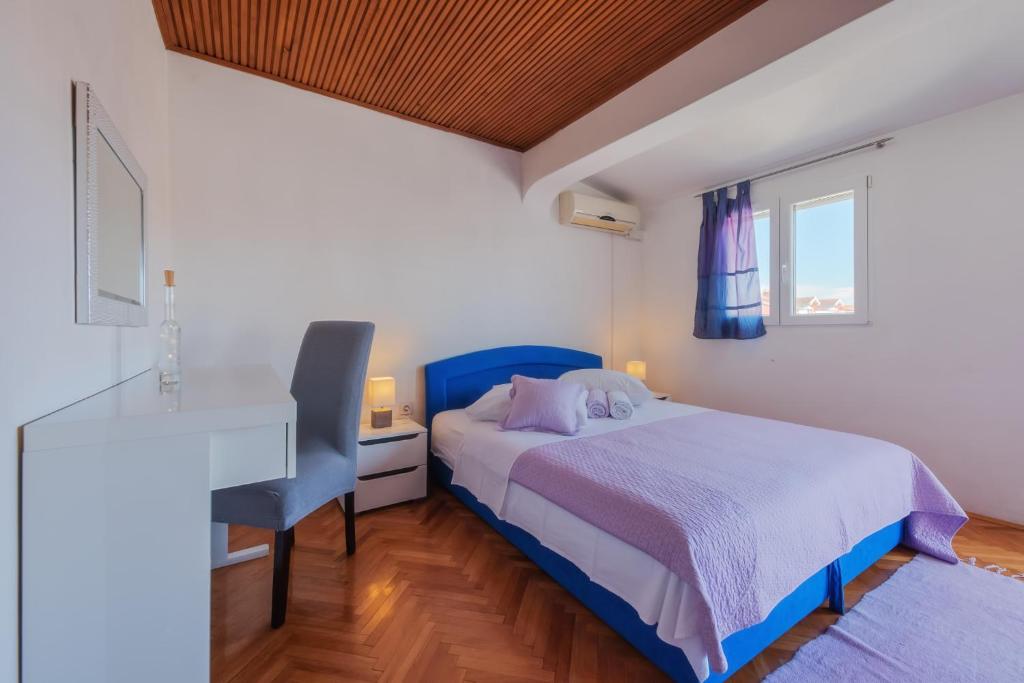 Posteľ alebo postele v izbe v ubytovaní Perica apartment and Perica room with separate entrance