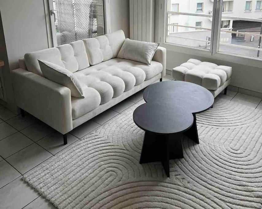 un salon avec un canapé et une table dans l'établissement 2-bedroom apartment (60m2), à Ivry-sur-Seine