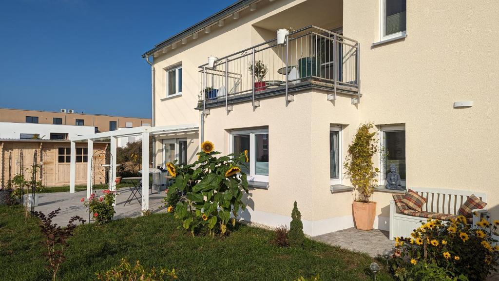 Casa blanca con balcón y patio en Gästehaus Freystadt en Freystadt