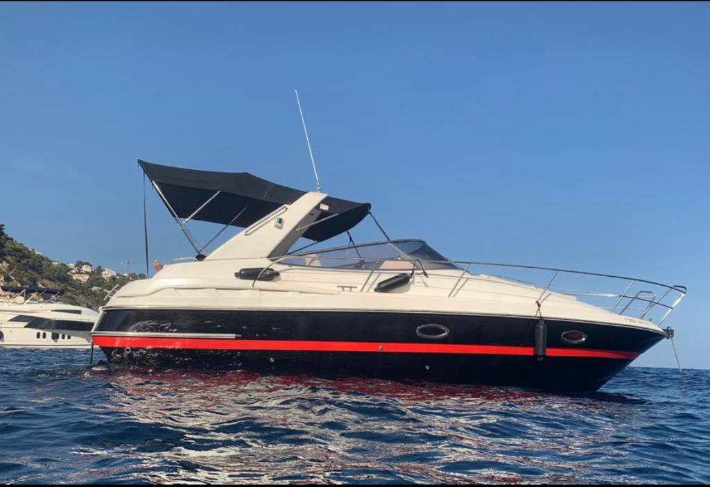 a black and white boat sitting in the water at Maser II ( Excelente Mini Yate ) in Valencia