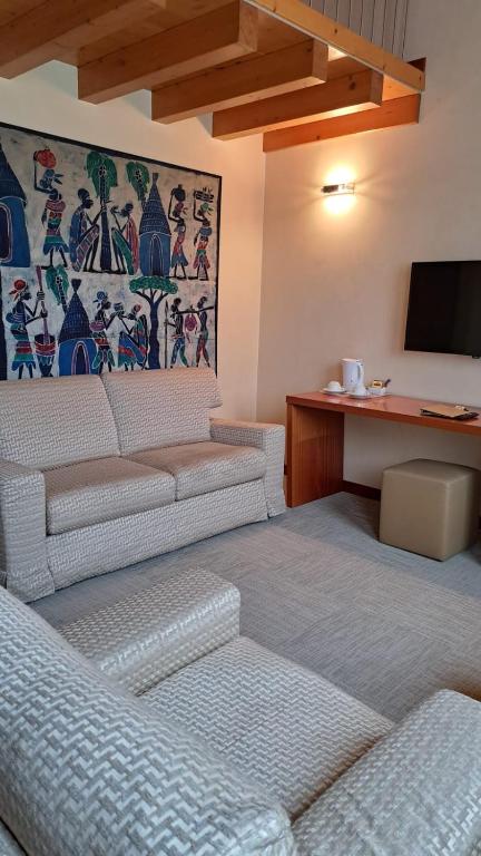 Televízia a/alebo spoločenská miestnosť v ubytovaní Al Tezzon Hotel