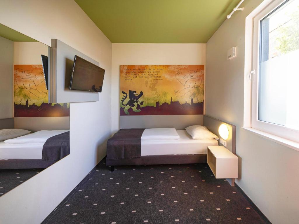 Una cama o camas en una habitación de B&B Hotel Weimar
