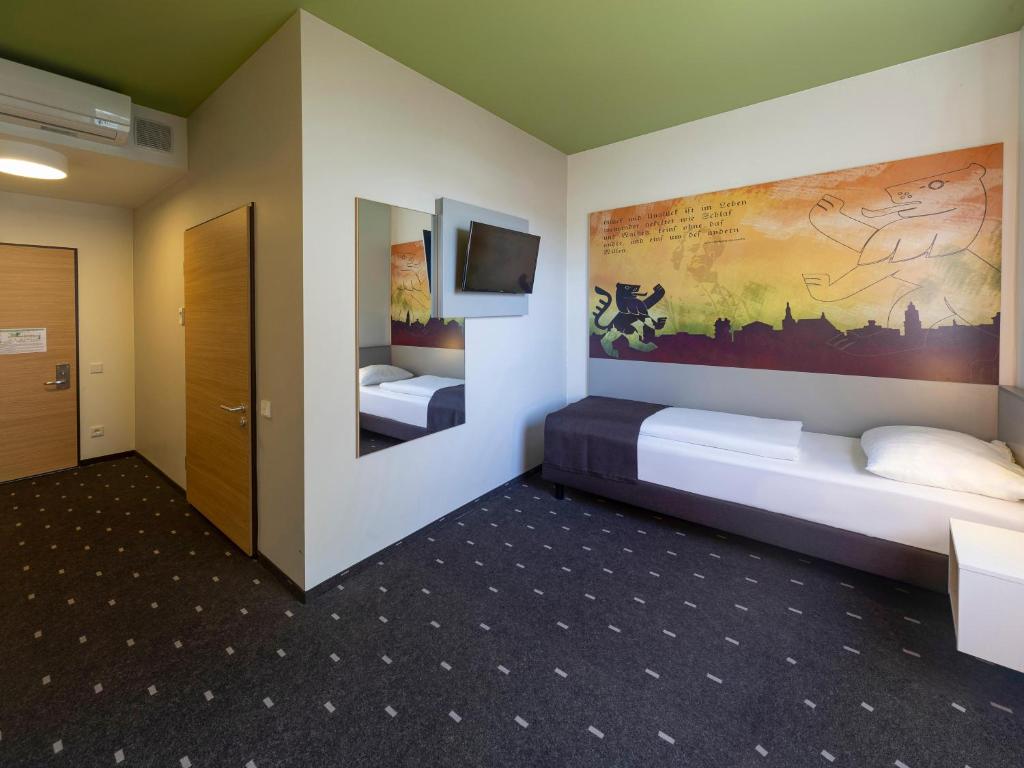 Una cama o camas en una habitación de B&B Hotel Weimar