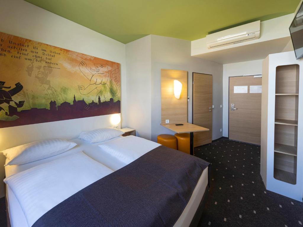 Una cama o camas en una habitación de B&B Hotel Weimar