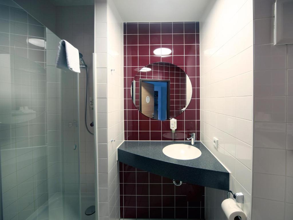Un baño de B&B Hotel Weimar