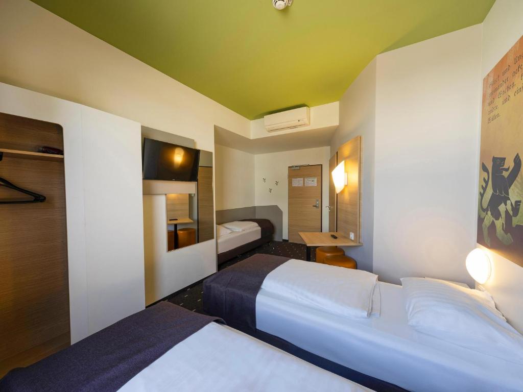Una cama o camas en una habitación de B&B Hotel Weimar