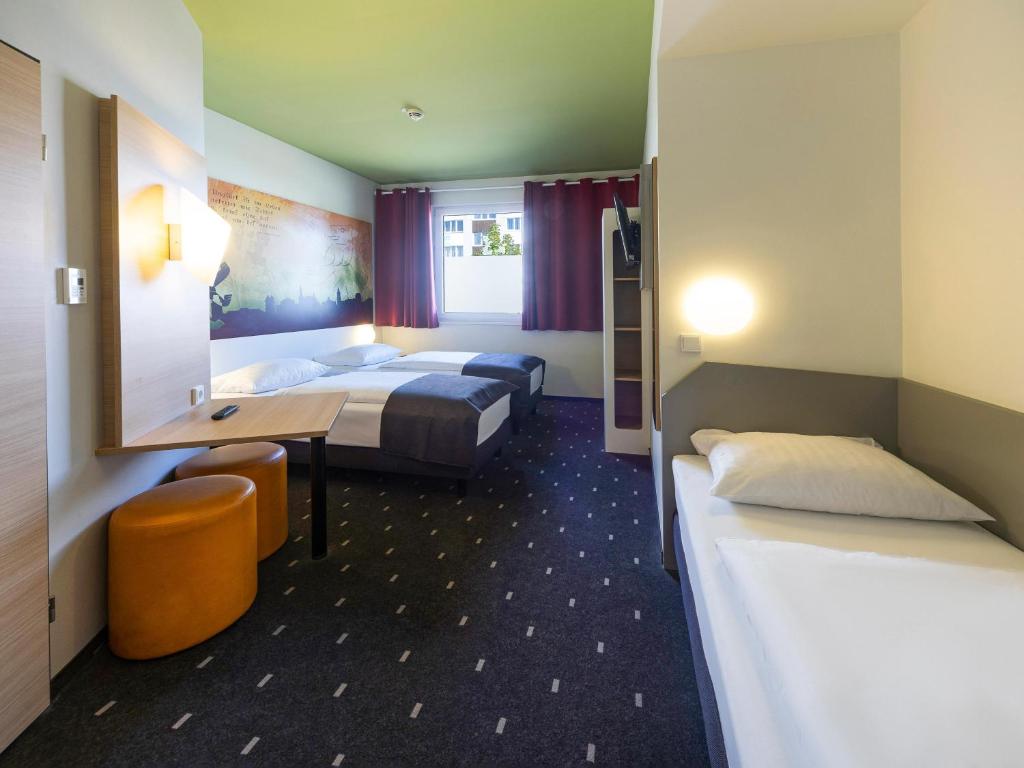 Una cama o camas en una habitación de B&B Hotel Weimar