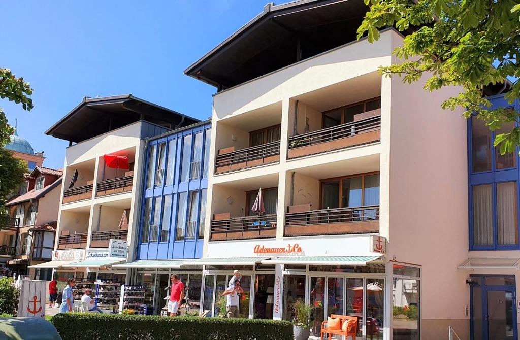 un gran edificio con gente caminando delante de él en Haus Mecklenburg, en Kühlungsborn