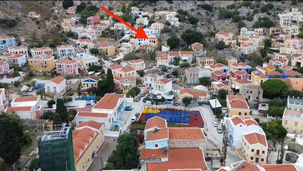 Nespecifikovaný výhled na destinaci Symi nebo výhled na město při pohledu z prázdninového domu