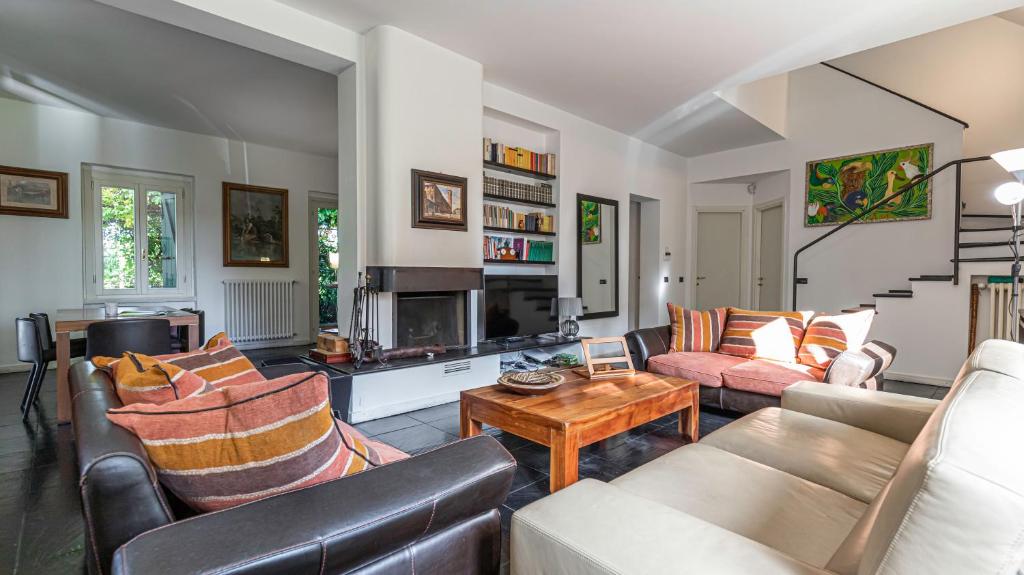 Briosco的住宿－Italianway - Villa Visconta，客厅配有沙发和桌子