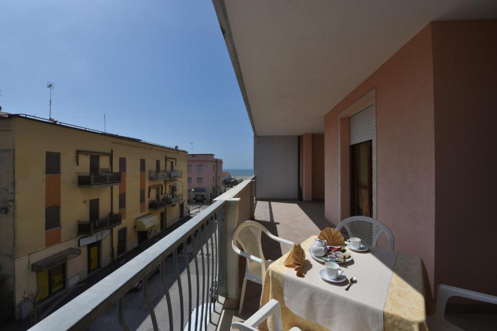 マリーナ・ディ・グロッセートにあるLa Vecchia Posta - B&B e Appartamentiの建物の景色を望むバルコニー(テーブル付)