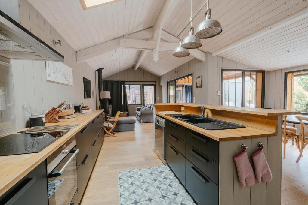 Kuchyň nebo kuchyňský kout v ubytování Superbe villa Obordelo à 50 m de la plage.