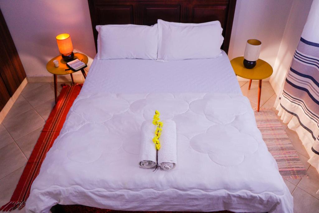Una cama con un par de tijeras. en Banana Bayou, en Kampala