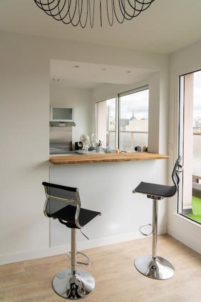 un salon avec deux chaises et une table dans l'établissement F2 HyperCentre Clermont Ferrand, à Clermont-Ferrand